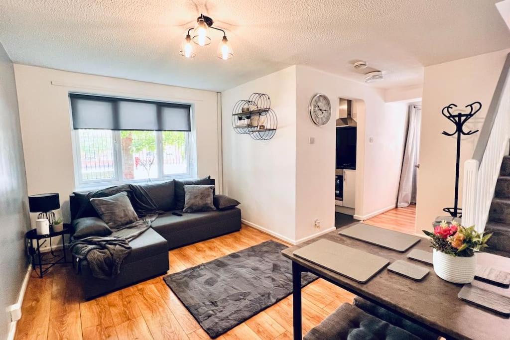 Urban Bliss Stylish Townhouse With Free Parking For A Convenient City Stay Liverpool Exterior foto