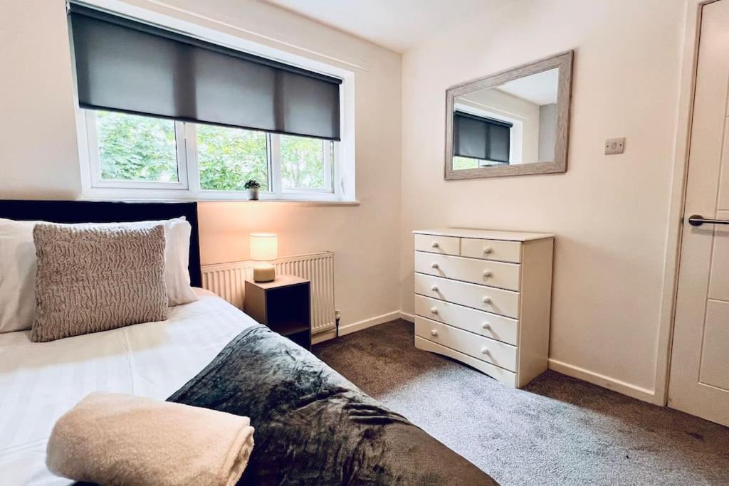 Urban Bliss Stylish Townhouse With Free Parking For A Convenient City Stay Liverpool Exterior foto