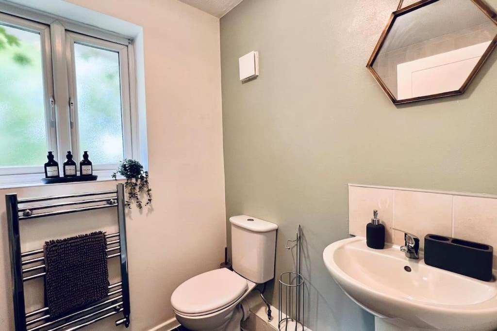 Urban Bliss Stylish Townhouse With Free Parking For A Convenient City Stay Liverpool Exterior foto