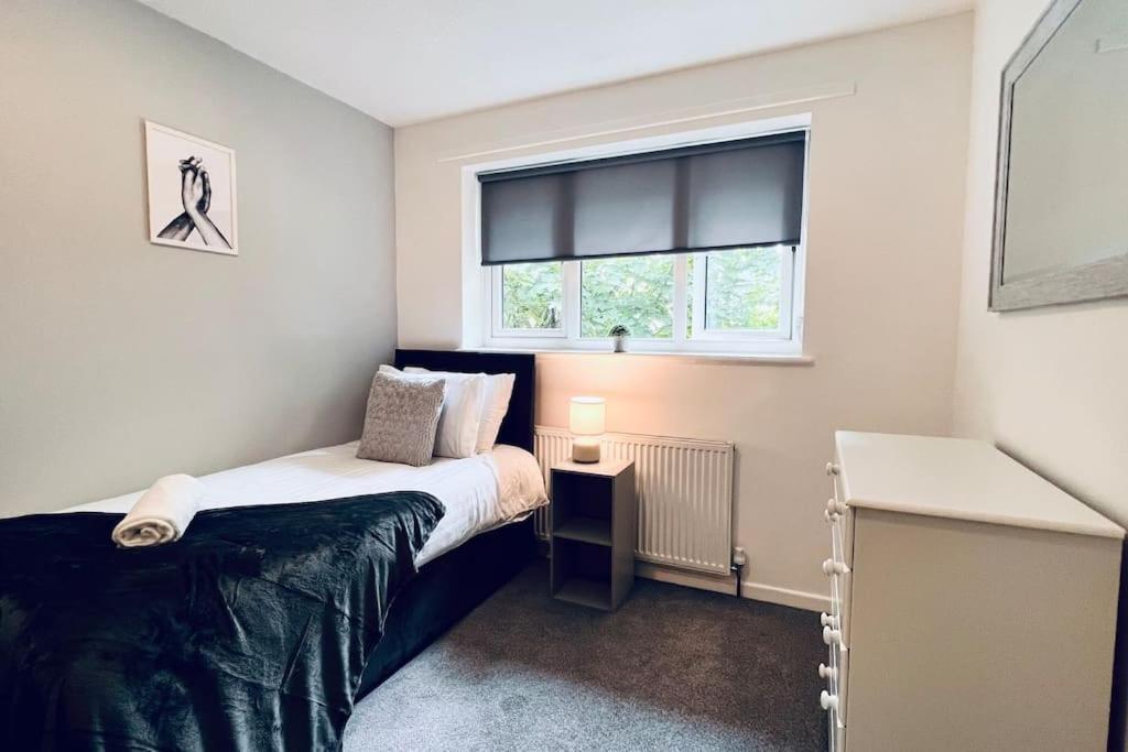 Urban Bliss Stylish Townhouse With Free Parking For A Convenient City Stay Liverpool Exterior foto